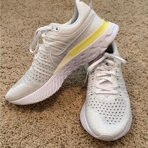 Women’s React Infinity Run Flyknit Nike White and Citron Shoe - size 9 NWOT